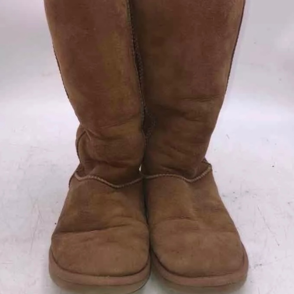 Size 6 Ugg boots, shearling lined